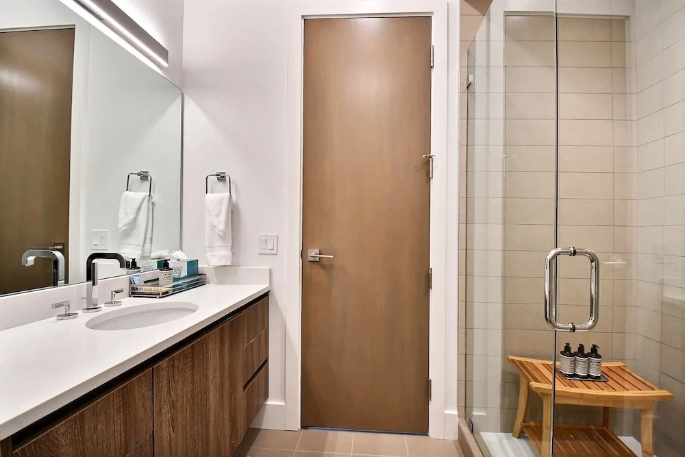 Huge & Newly Constructed 5br/5ba -private Hot Tub! 5 Bedroom Condo by RedAwning