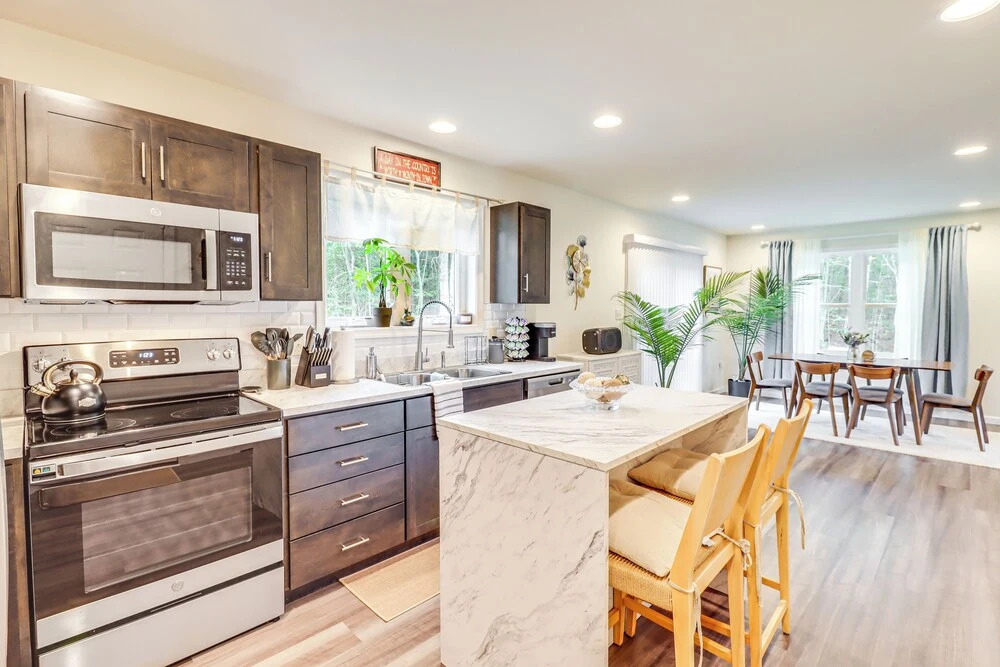 5 Mi to Lake: Modern Tobyhanna Retreat!