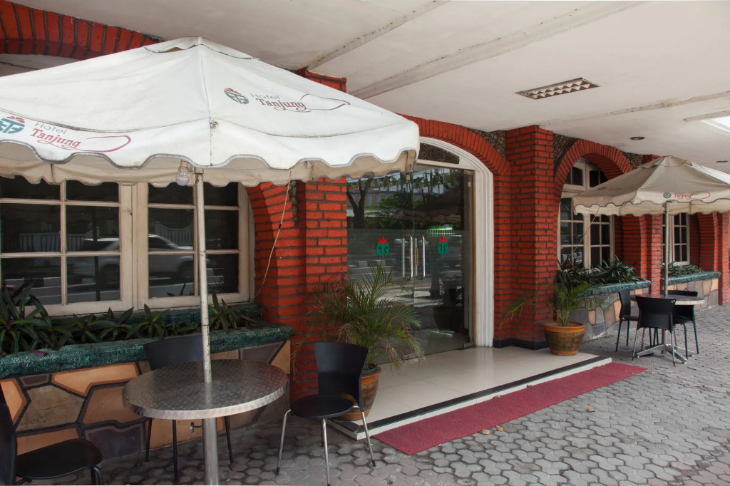 RedDoorz Near Tunjungan Plaza