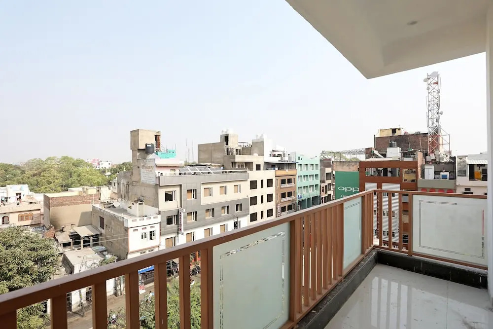 OYO 11075 Home Modern 3BHK Gulab Bagh