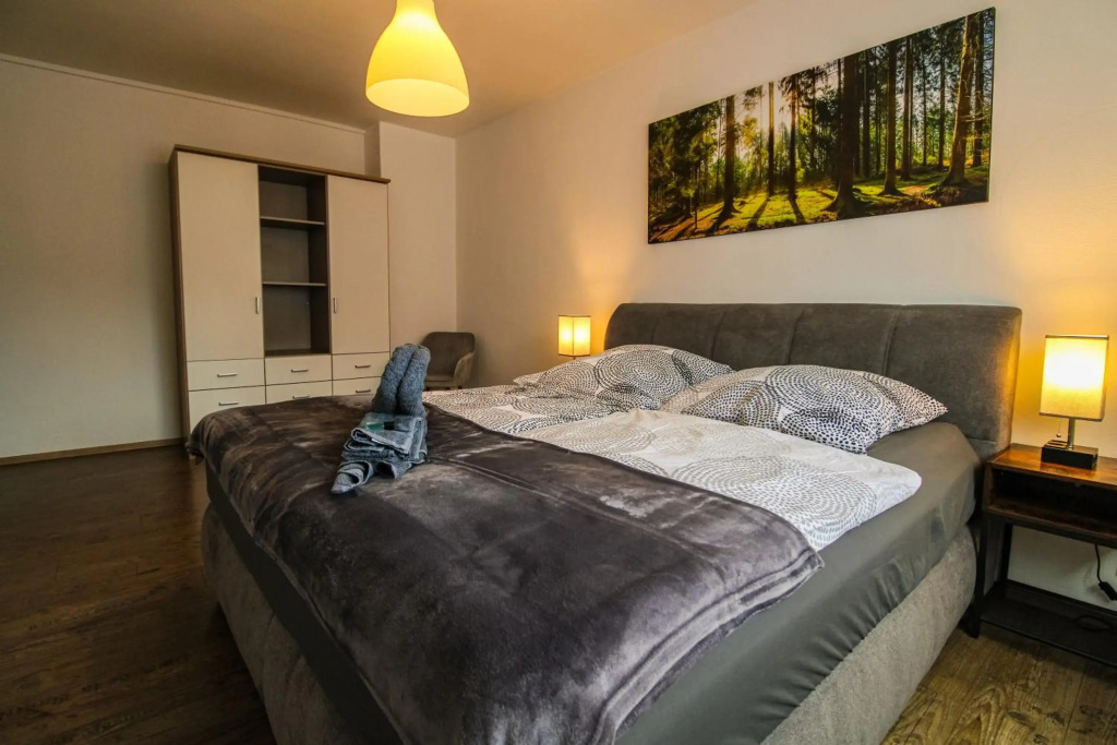 Moderne FeWo SKY Netflix Terrasse Burgblick Boxspringbett Waschtrockner