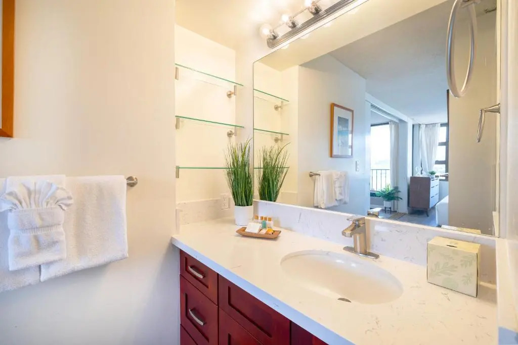 Beautiful 17th Floor Condo with AC, WiFi, Parking - Short Walk to Beach