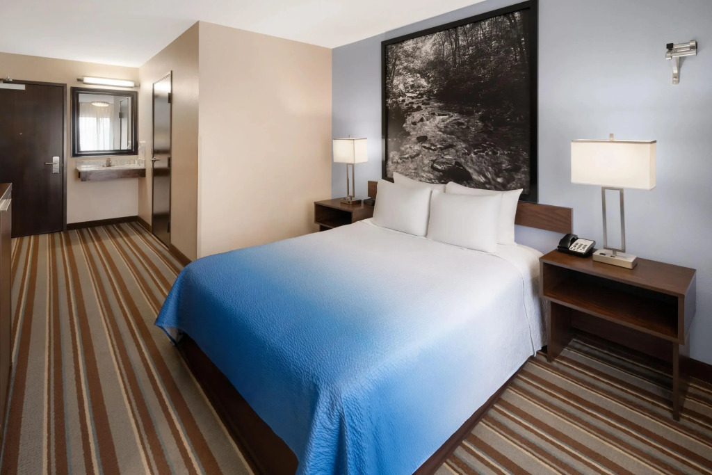 Super 8 by Wyndham Longmont/Twin Peaks