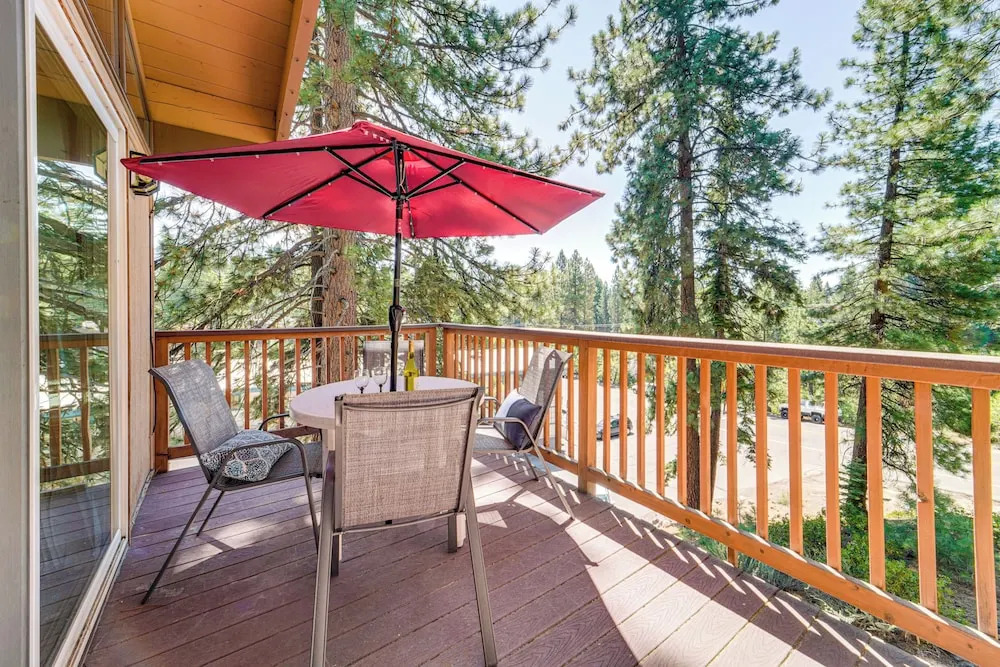 Walk to Lake Tahoe: Family Retreat w/ Deck