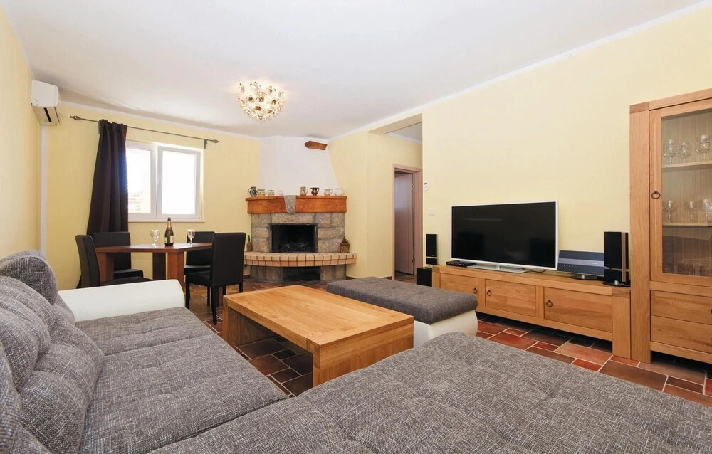 Beautiful Home in Supetarska Draga With Sauna, Wifi and 4 Bedrooms