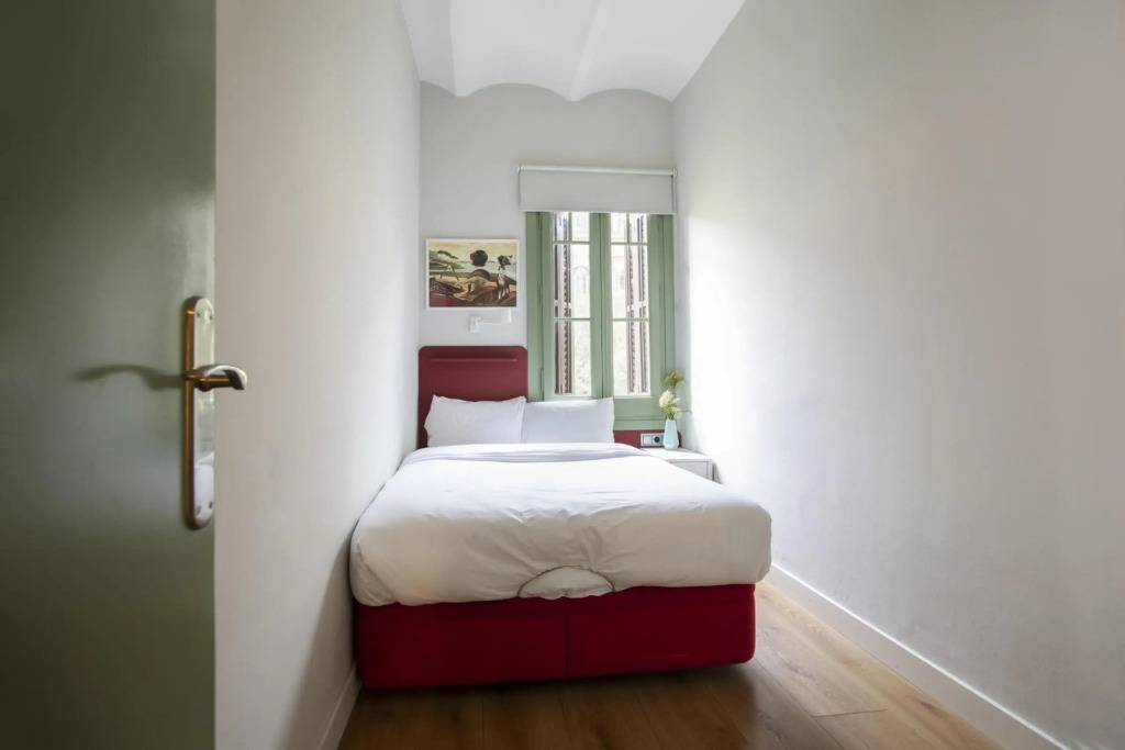 31ENT335 - Mediterranean decorated apartment