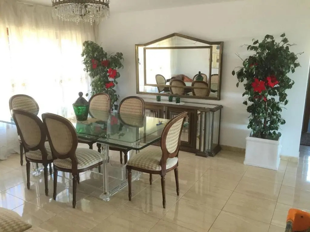Marbella beautiful renovated villa 5 bedrooms, 3 bathrooms, private heated pool, close beach plage, 10 to 12 people, ping pong, private pétanque