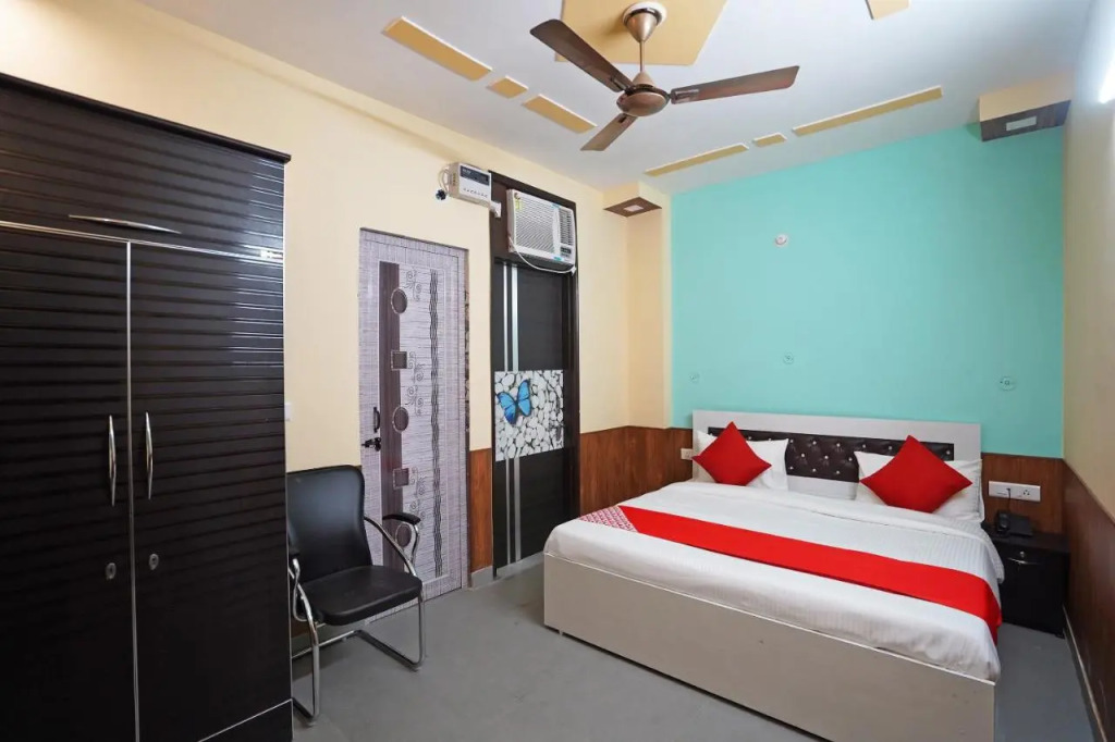 Qlark White Palace by OYO Rooms