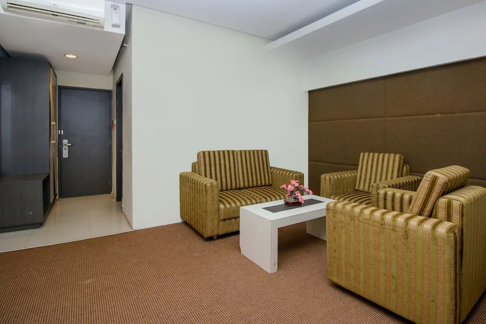 RedDoorz Plus near Hotel Benua Kendari