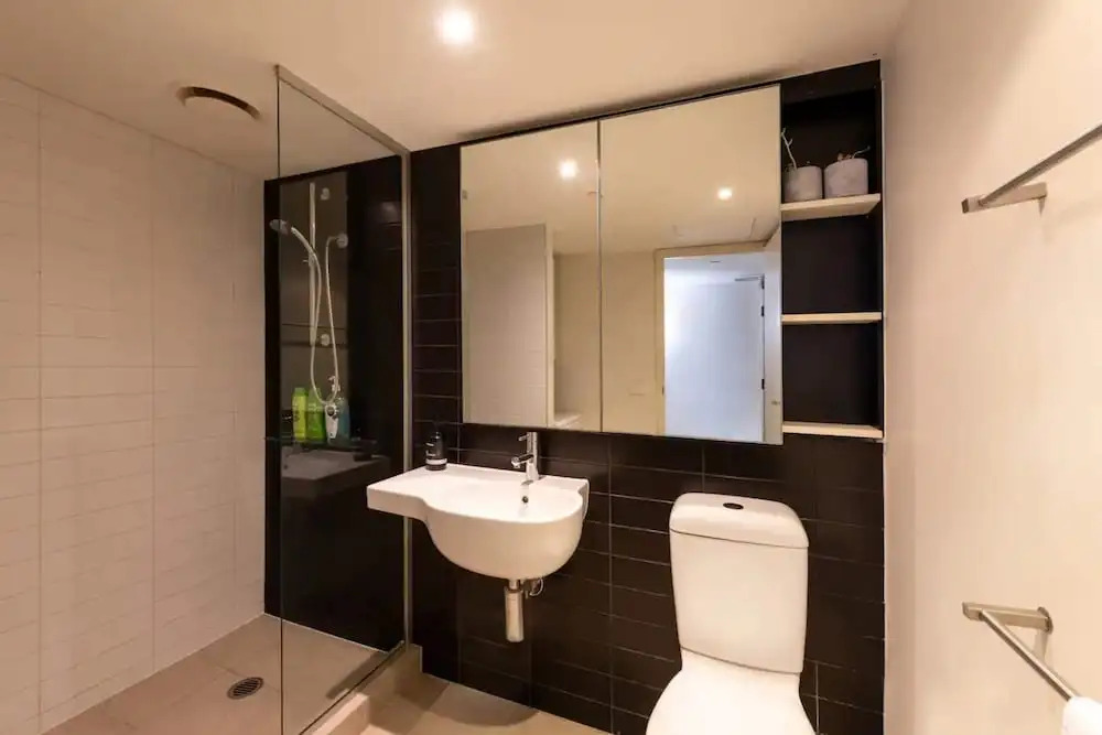 Well Located 1bed Unit in Near Albert Park w/ Gym!