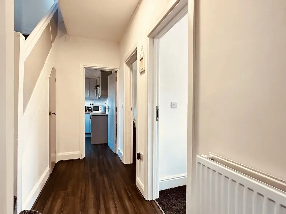 4 Bedroom House, 2 Bathroom-derby-close To Rolls Royce