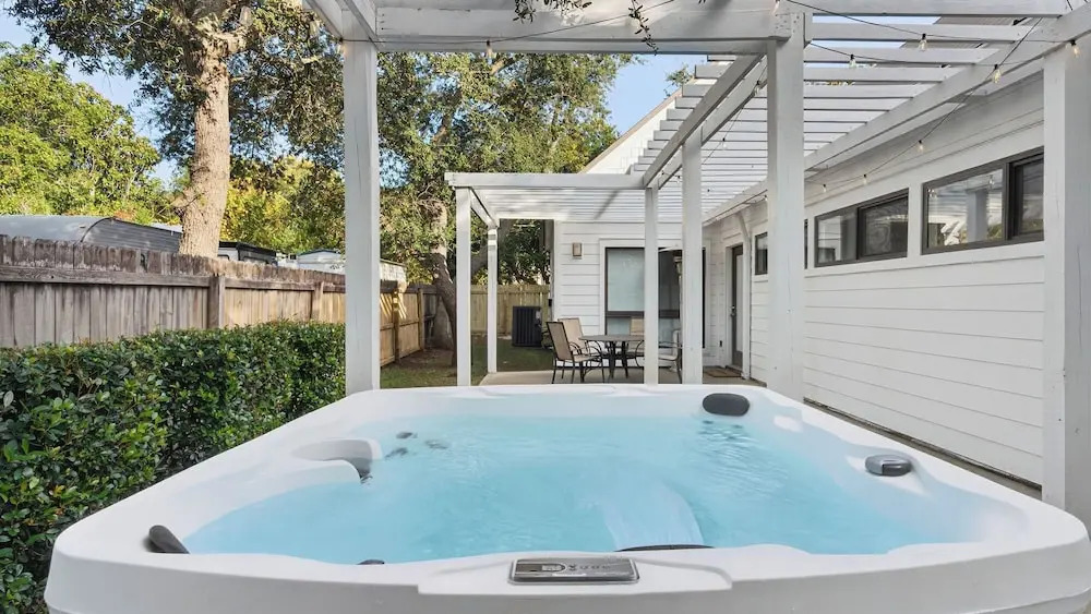 Pelican Retreat by Avantstay 5 Mins TO Beach Pet Friendly w/ Pool & Bbq!