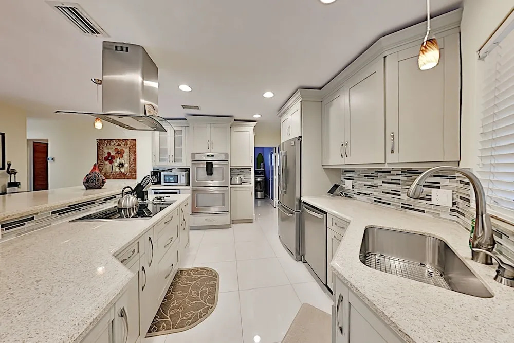 Steps To Beach! Heated Pool, Spa & Chefs Kitchen 3 Bedroom Home