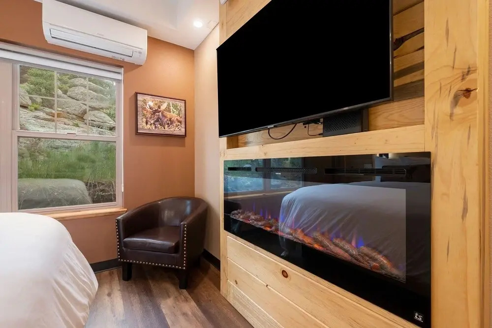 Solitude Moose Room 102 - Estes Park 1 Bedroom Studio by RedAwning