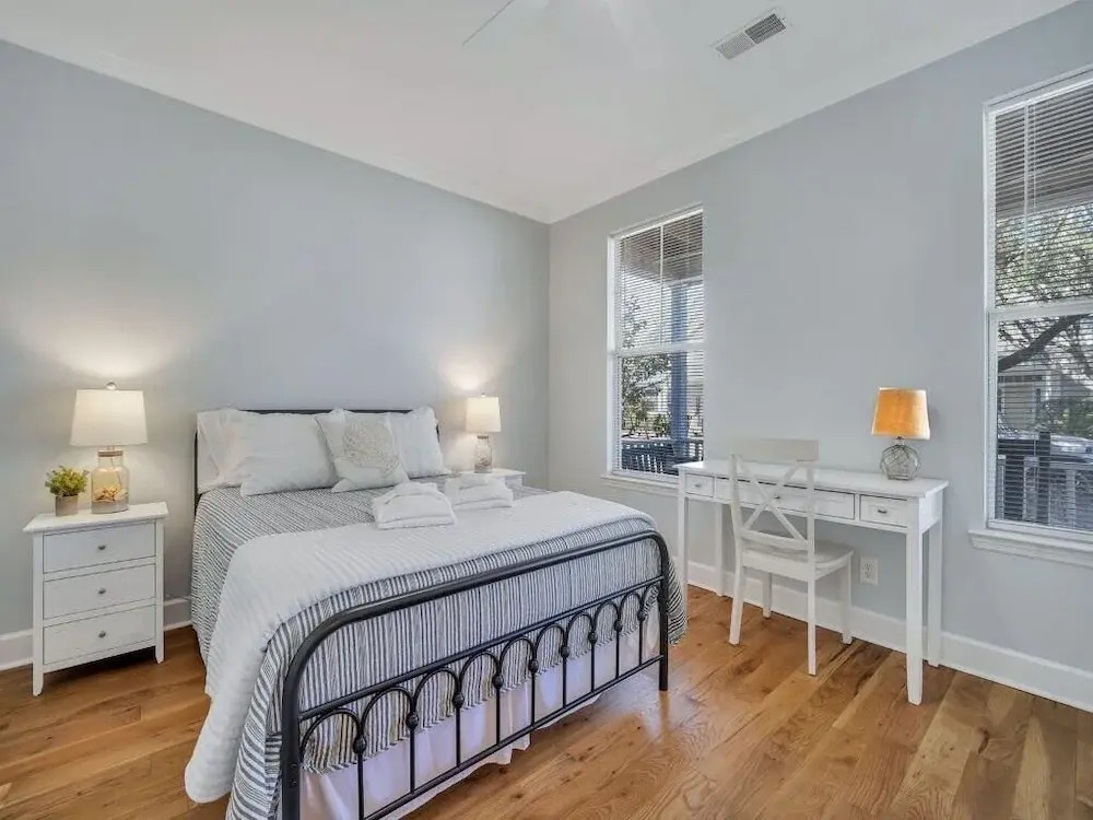 Coastal Quarters in Bluffton - Dog Friendly! Bluffton Park Lowcountry Charmer