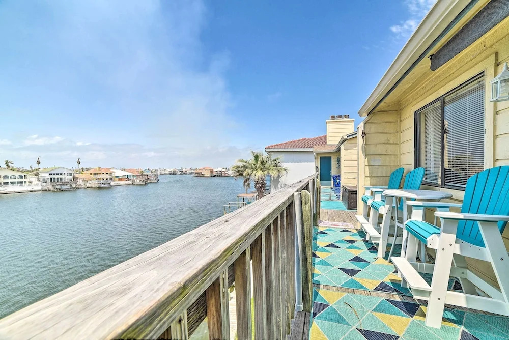 Waterfront Luxury House: Dock, Fire Pit & Fishing
