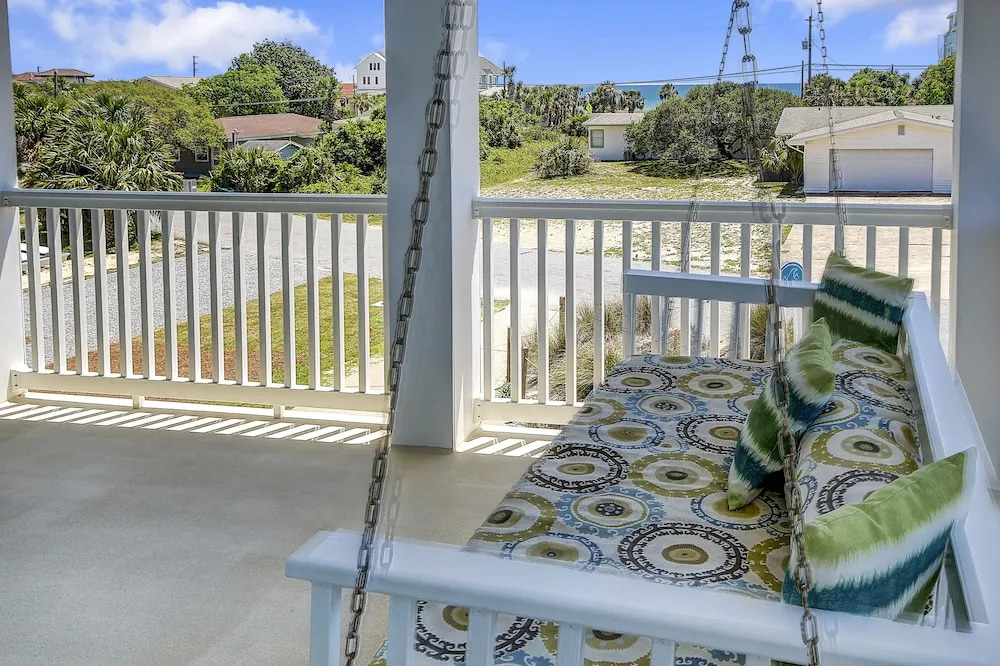 5 Bed, 5 Bath Beach Home/Only a 3 Minute Walk To The Beach! SLEEPS 12