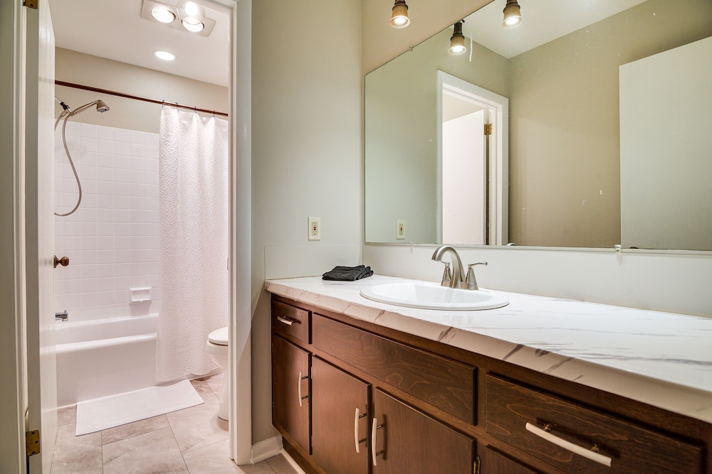 3 Mi to Downtown: Inviting Lancaster Home!