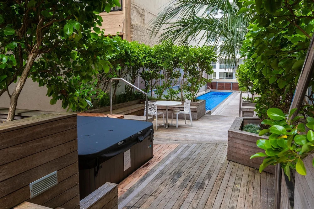 Cosy Two Bedroom in CBD with Pool