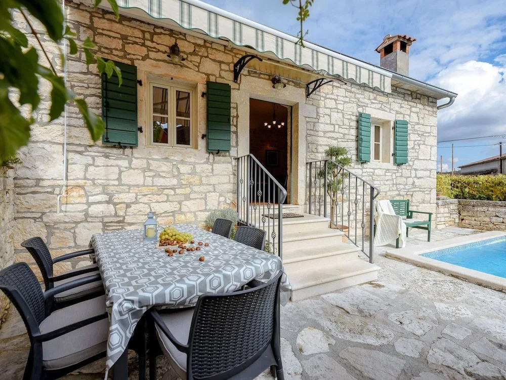 Lovely Stone House With Private Swimming Pool