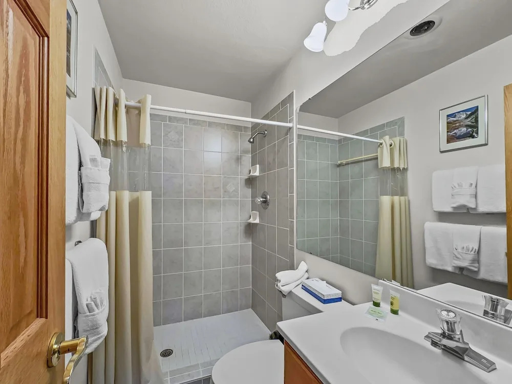 Cj404 Copper Junction 3 Bedroom Condo by RedAwning