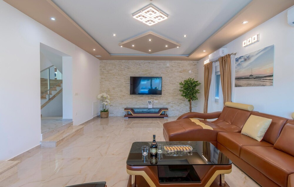 Nice home in Dubrava kod Sibenika w/ Outdoor swimming pool, WiFi and 5 Bedrooms