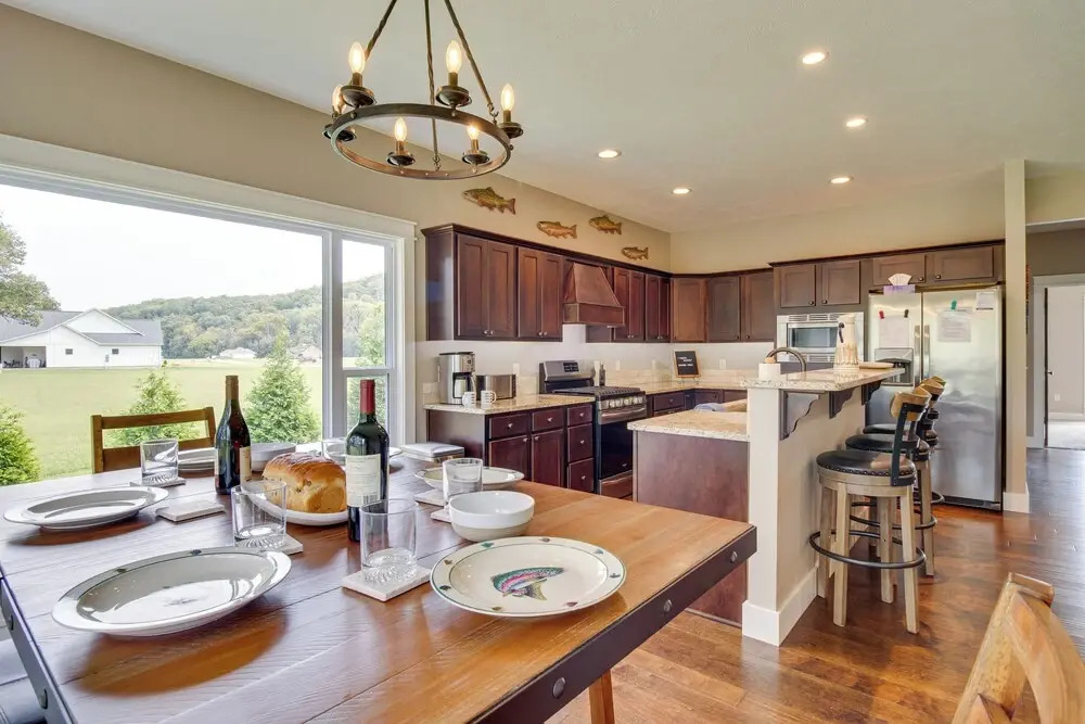 Flippin Home w/ Deck & Grill: Steps to White River