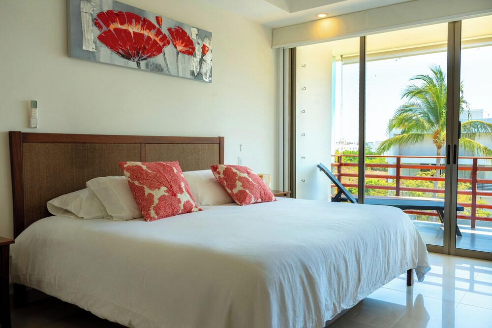 Luxury Condo with Private Beach 4BR
