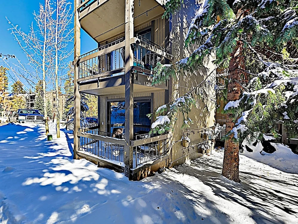 New Listing! Stylish Updated Ski W/ Hot Tubs 2 Bedroom Condo