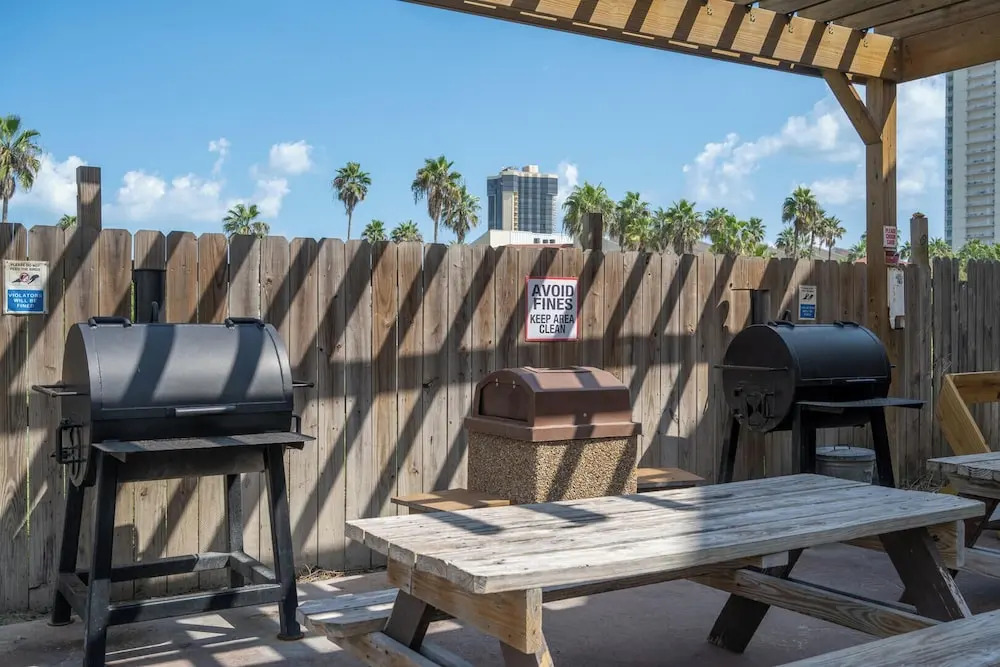 Casual Condo Near Beach w/ Pools, hot tub & Grill!