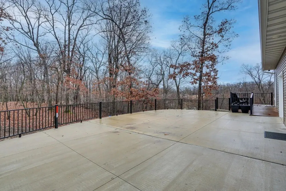 Lake Ozark Apartment w/ Balcony < 1 Mi to Water!