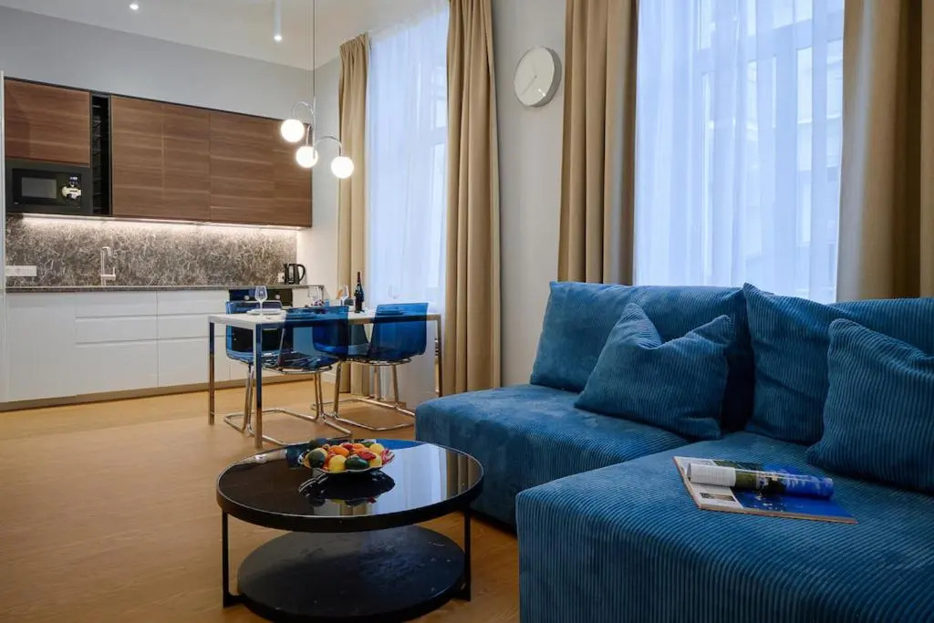 Spacious, New, High Ceilings, Central, by Cohost