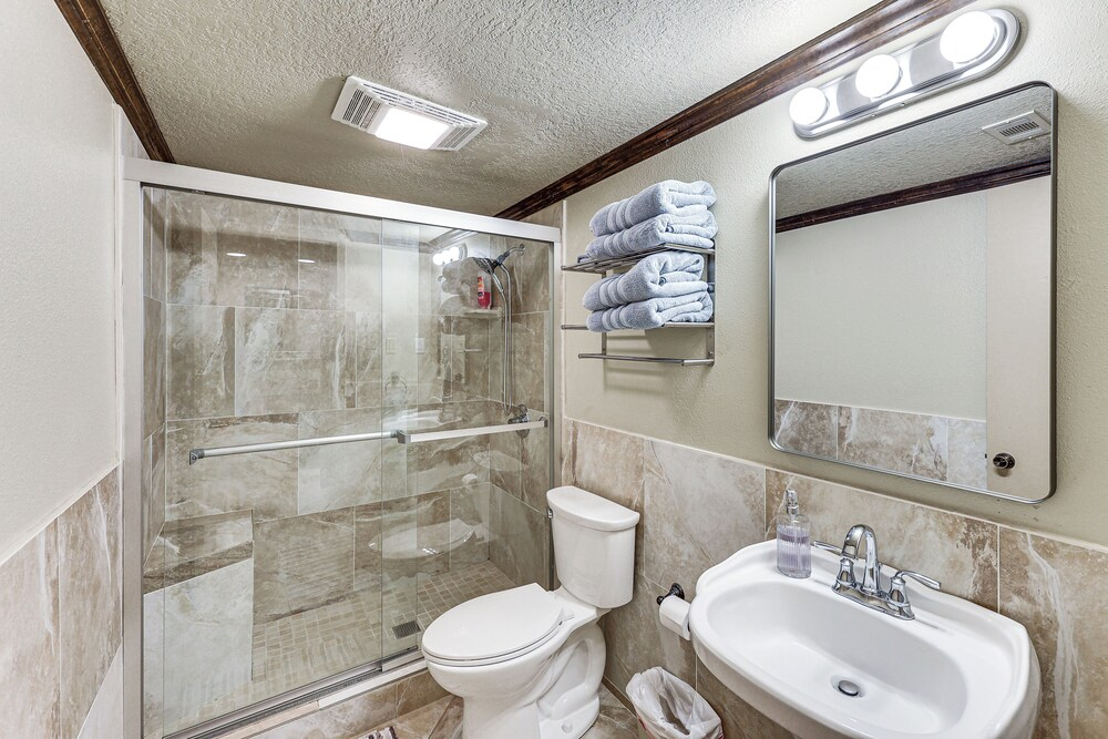 Hot Springs Condo on Lake Hamilton w/ Balcony!