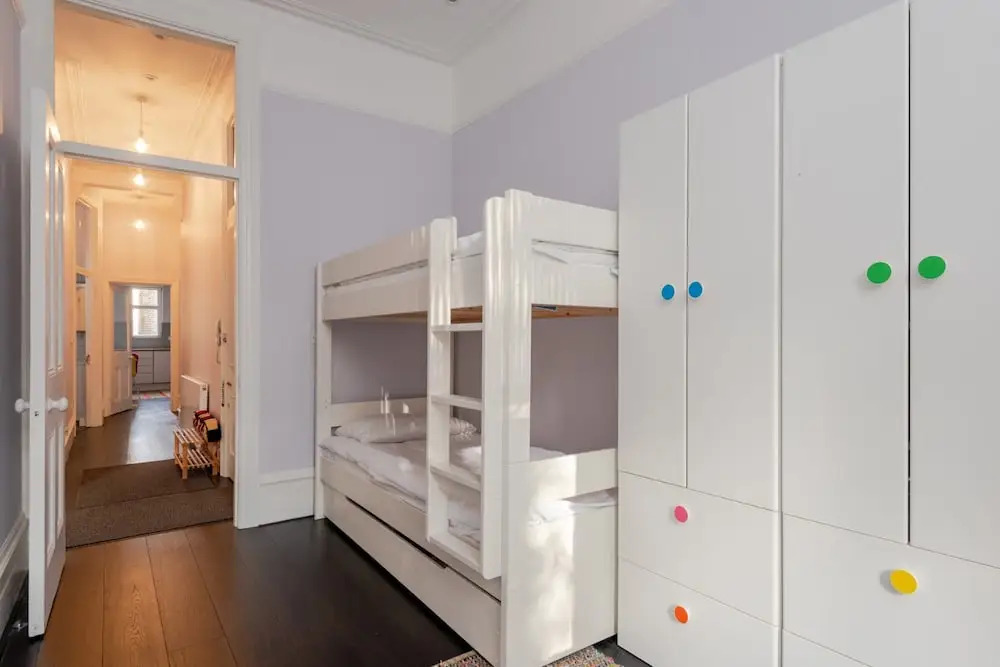 Bright 2 bed flat near Belsize Park, fits 4 guests