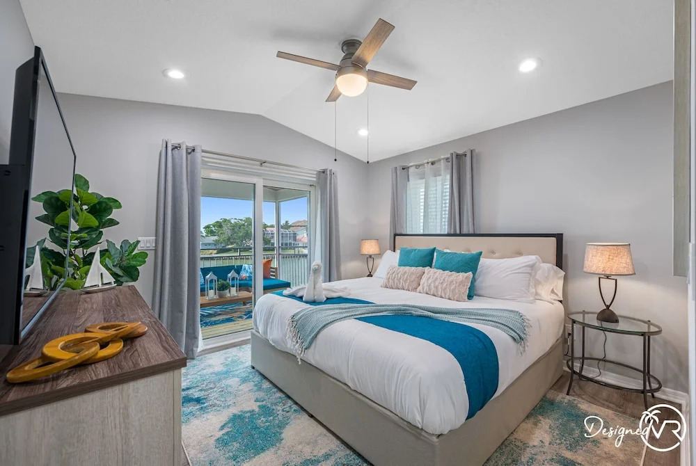 Chic 8BR with Heated Pool & Waterview