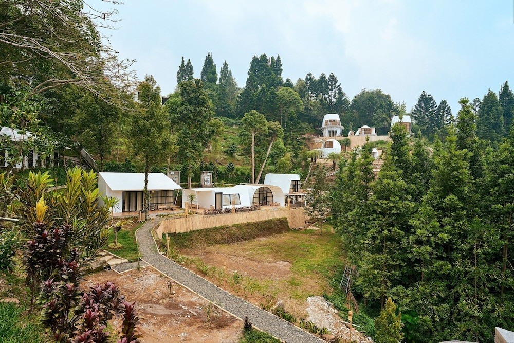 Luxcamp Bukit Damar - Puncak By Horison