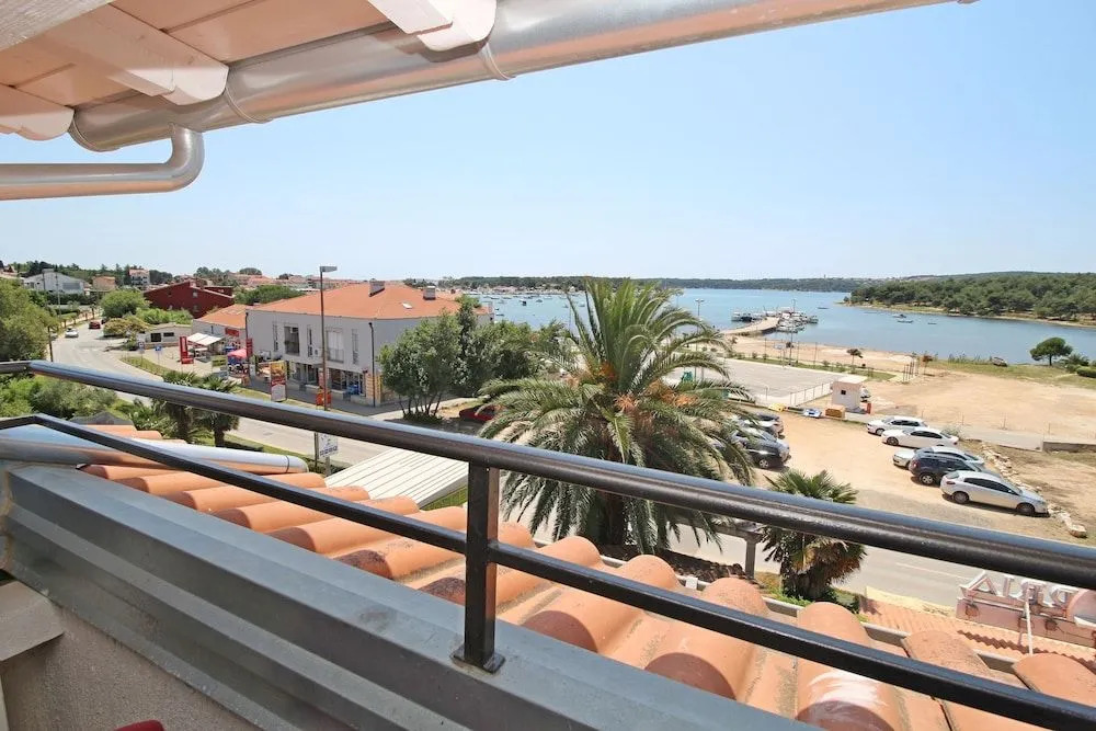 Apartments and rooms Eugenia