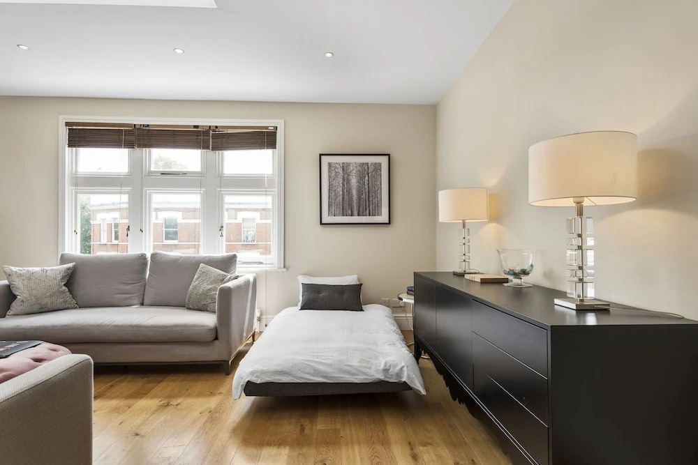 Stylish Chiswick Park Apartment