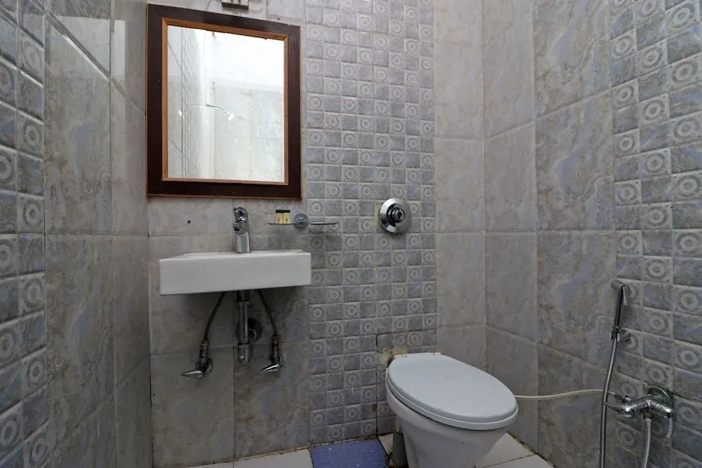 OYO 23302 New Delhi Guest House
