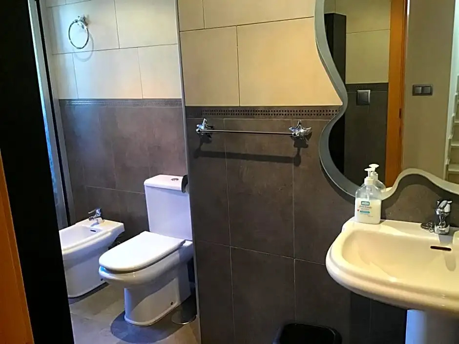 Double Room with Shared Bathroom and Shared Communal Areas R4