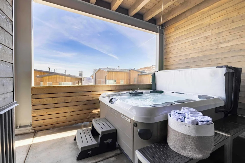 Silverado by Avantstay Snowboarder's & Skiers Paradise w/ Hot Tub, Views & Easy Slope Access!