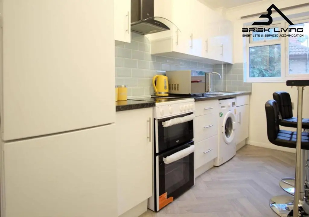 Modern & Bright One BR Flat For Couples & Professionals with Free Parking By Brisk Livings Dagenham