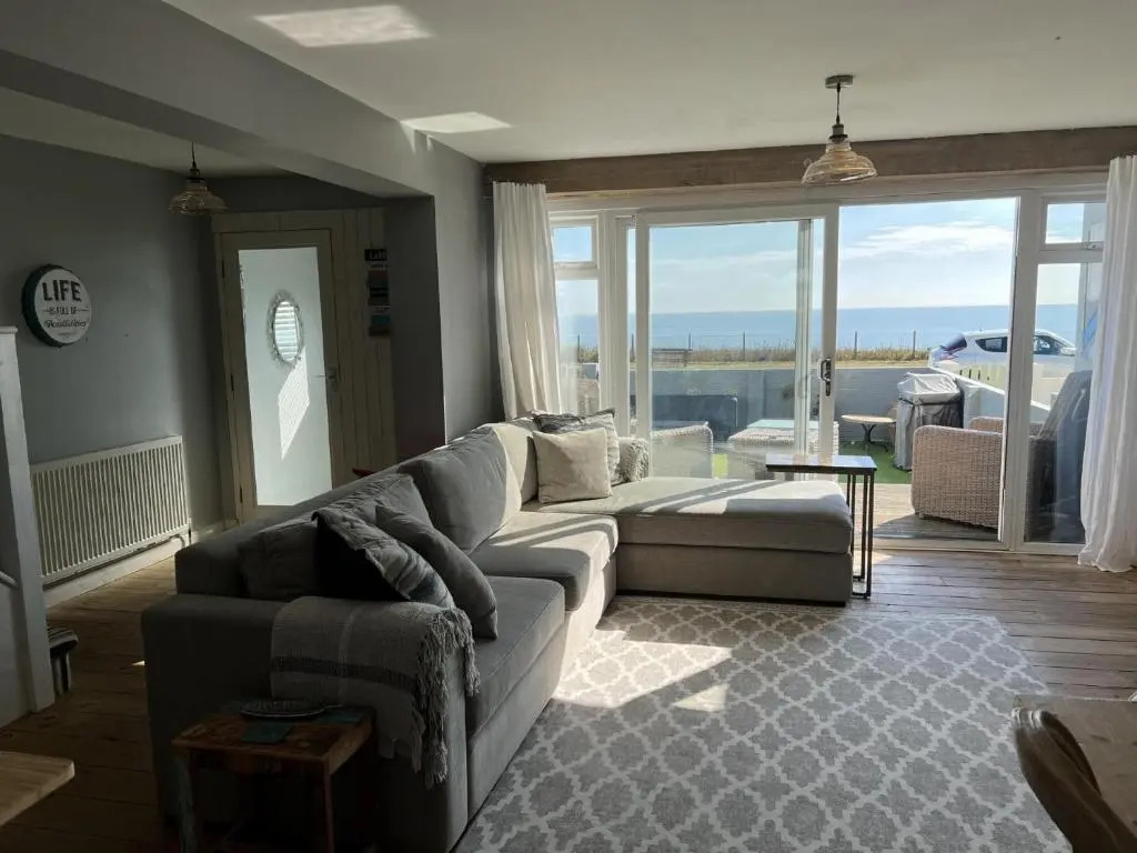 Sea Facing 2Bd Terraced Home - Peacehaven