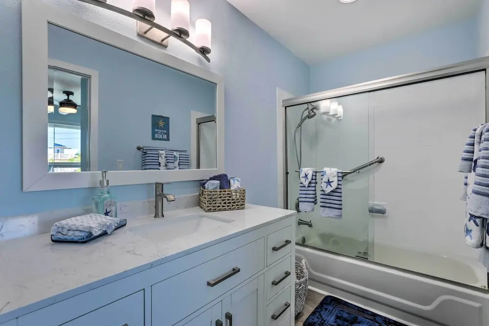 Holmes Beach Retreat: Walk to Beach & Dining!