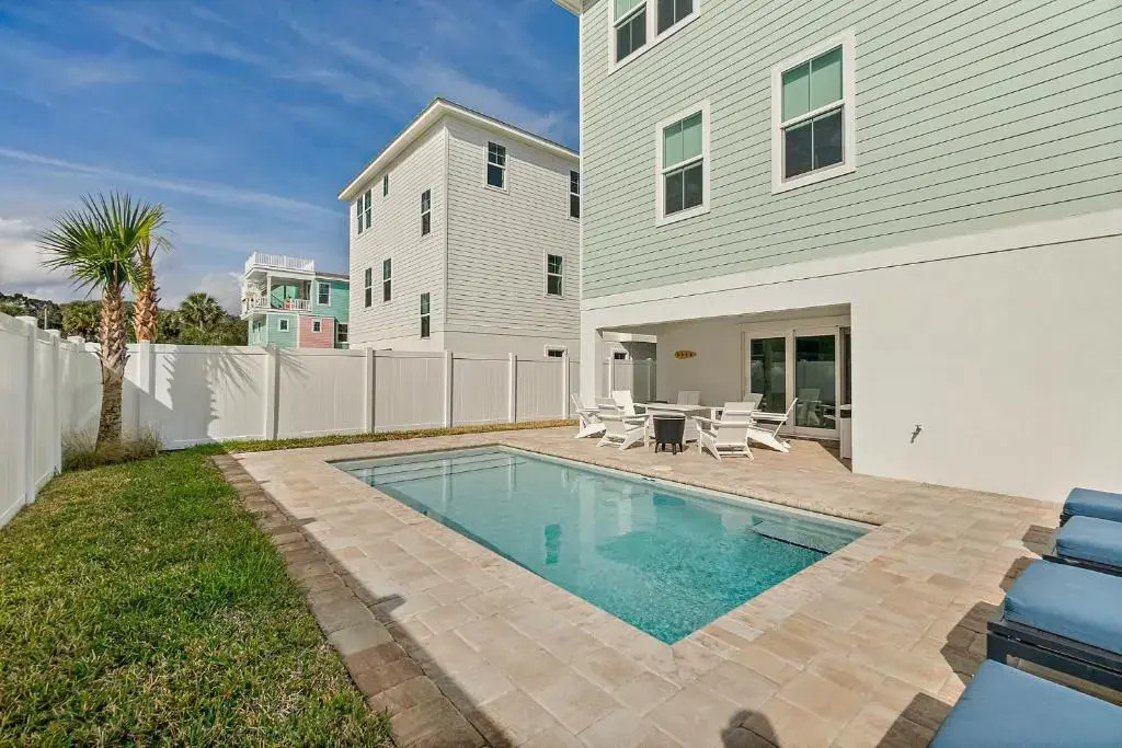 Endless Summer Oasis- Luxury 5br, heated pool, elevator, steps to ocean!