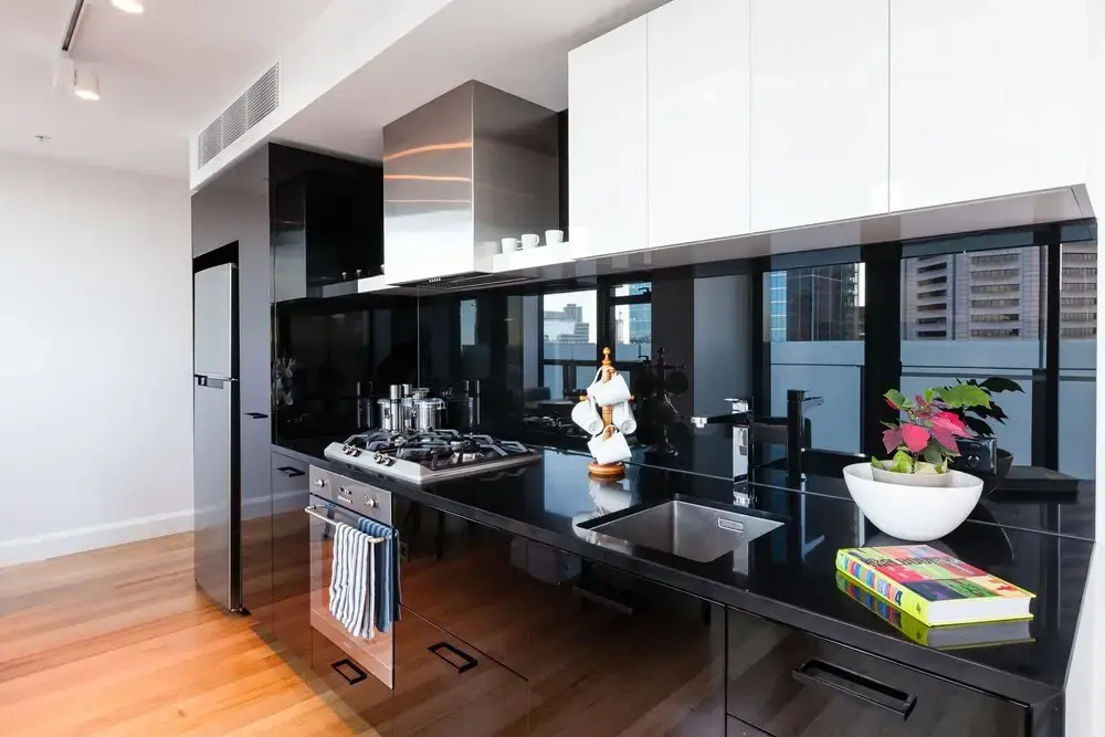 LOGAN, 2BDR Melbourne Apartment