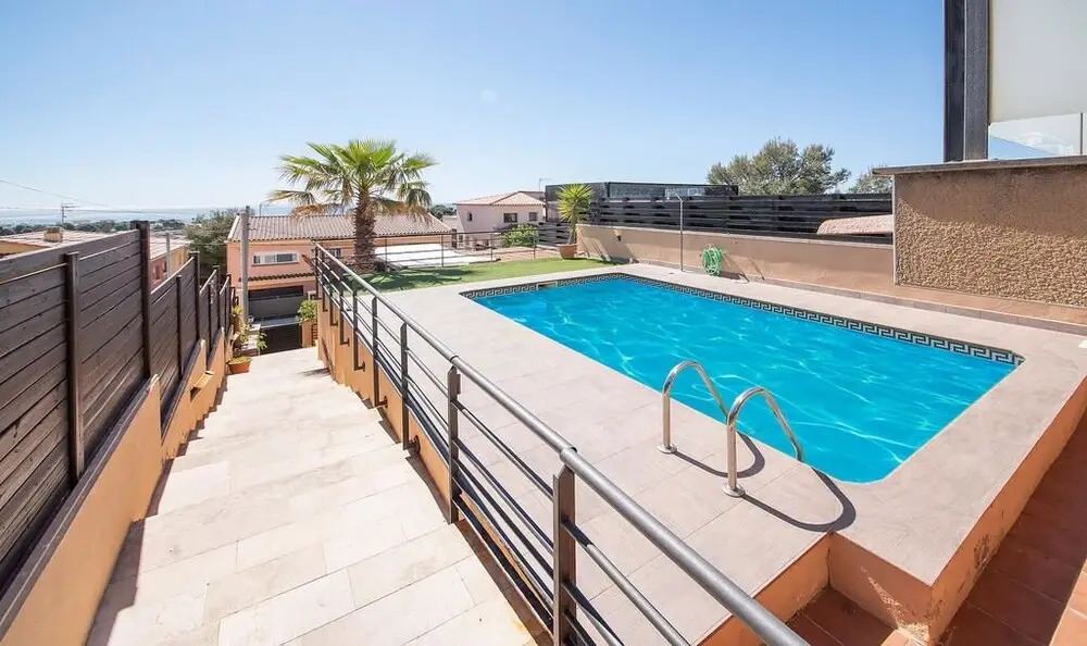 Modern House 2 Km from The Beach (R87)