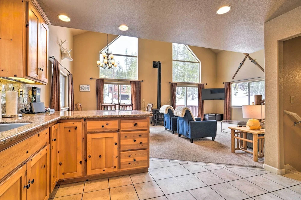 Great for Groups: Soda Springs Cabin w/ Deck!