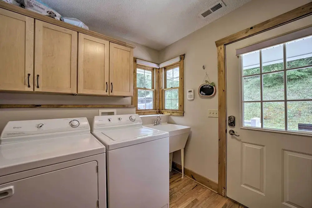 Settlers Mountain Retreat: On-site Hikes & Views!