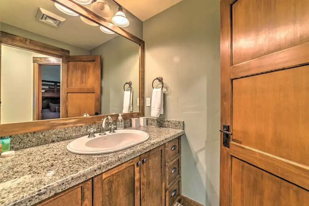 Central Mammoth Lakes Townhome ~ 1 Mi to Slopes